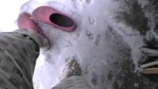 Босиком по снегу.