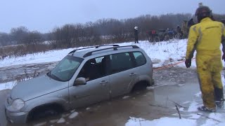 Нива провалилась под лед! Квадроциклы спешат на помощь.
