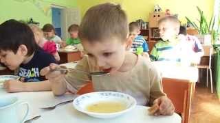 Обед и тихий час. Lunch and nap time in kindergarten.
