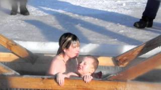 Купание ребенка в проруби. Крещение в Кургане 2011
