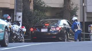 高級車クラウンが白バイが信号待ちしている交差点で信号無視して追跡される違反の瞬間