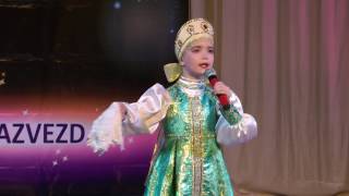 Песня "Сапожки русские". Исполняет юная девочка на сцене в Сочи