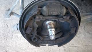 Замена задних колодок Мазда 323( mazda 323f )