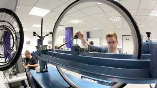 Testowanie opon w laboratorium Schwalbe - Magazyn Rowerowy