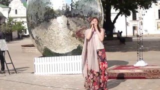 Оксана Петрикова исполняет украинскую песню