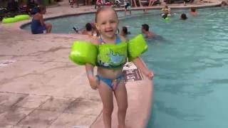 Как прыгать в бассейн?3 year old girl diving into the pool. Маленькая девочка прыгает в бассейн.