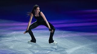 Алина Загитова выложила сторис в инстаграме, где видны ее ноги в синяках и интерьер новой квартиры
