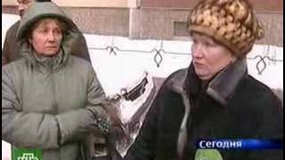 Кран упал на дом