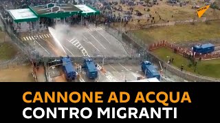 Confine Polonia-Bielorussia, l'esercito polacco usa cannone ad acqua contro migranti