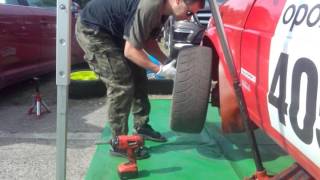 Jak wymienić koło w samochodzie? Test - klucz udarowy Bosch GDS 18 V-EC 250 i Yato YT-8293