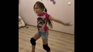 Дети танцуют. Я сама придумала танец. Нравится?