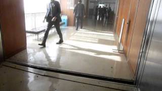 2011.03.11の地震町田市議会フロアーの亀裂