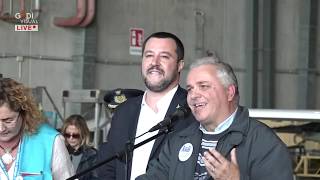 Roma, Salvini accoglie 51 migranti all'aeroporto di Pratica di Mare