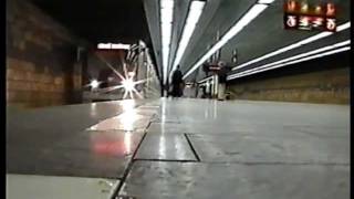 Uwe Koch: Souprava vozů metra typu 81-71M ve stanici Opatov (červenec 2001)