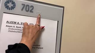 Buscando la oficina de mi doctor a ciegas usando el systema Braille en las puertas!