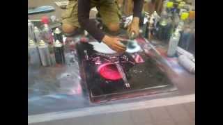 Арбат 07 08 2014 художник рисует баллончиками