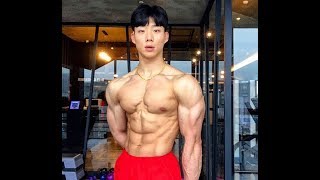 choseyoung teen flexing handsome bodybuilder|posing with workout