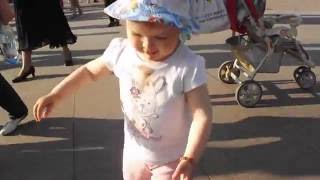 зажигательный танец малыша под марш