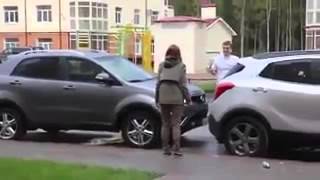 Девушка перепутал машину парня.