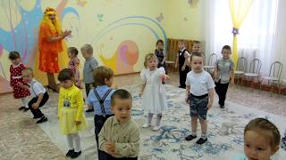 Общий веселый танец в средней группе "Солнечные зайчики"