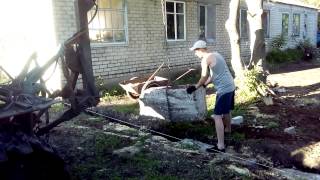 Укладываем блоки с помощью крана, на задней навеске, трактора ДТ-75Б
