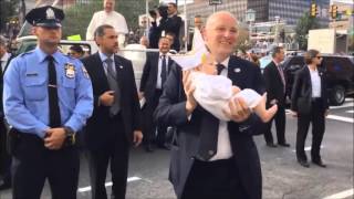 La reacción del Papa Francisco al ver un bebé vestido como él en Filadelfia EUA