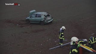 PKW-Lenkerin verletzt: Auto in Thalheim bei Wels über Böschung in ein Feld überschlagen