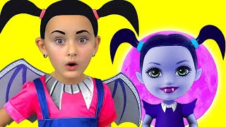 Junior Vampirina and Max Pretend Play with favorite toys