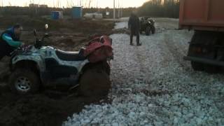Самосвал вытягивает квадроцикл