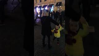 Уличный музыкант суперски шпарит на саксе...