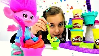 Тролль Розочка делает мороженое из Плей До