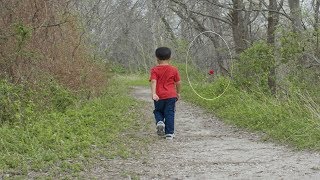 РЕБЕНОК ПОШЕЛ В ТУАЛЕТ, НО В КУСТАХ ЕГО ЖДАЛО НЕЧТО ... ТО, ЧТО ОН ТАМ НАШЕЛ!