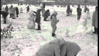 Дети лепят из снега.