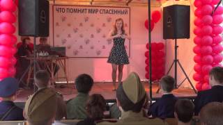 Глухая  девушка руками поет песню о  войне.