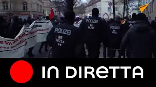 Berlino: manifestanti di sinistra protestano contro gli scettici del coronavirus