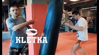 Удары коленями по мешку в парах + упражнения для передвижения в тайском боксе