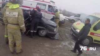 Спасение жертв ДТП в Ярославле