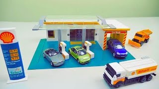 Играем в Заправочную Станцию для Машинок - Видео для детей про Машинки и мальчика Даника