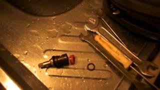 Кухонный смеситель,  капает. Ремонт   делаем сами.Kitchen faucet, dripping . Repairs do ourselves .
