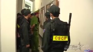 Trọng tài Phùng Đình Dũng được công an bảo vệ trước phản ứng của khán giả HAGL