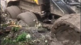 харвестер и форвардер в грязи по бездорожью