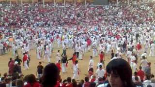 Guy jumping over a bull during Pamplona 2009