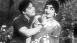 Vazha Vendum Manam - Thaikku Thalaimagan Tamil Song - MGR & Jayalalitha