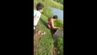 Mulher Que Pescou Uma Cobra.