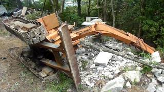 How to get flipped over Backhoe loader back on track ユンボが倒れた時の立ちなおし方