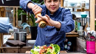 Lauwarmer Romanasalat mit gebratenen Pflaumen, Walnüssen und Oliven I Kitchen Kiosk I FOODBOOM