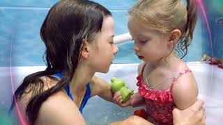 Две сестры Лиза и Валя купаются в ванной ииграют. Two sisters bathe in the bathroom
