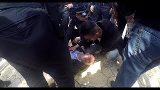Policia e Shtetit veçon dhe rreh brutalisht një protestues