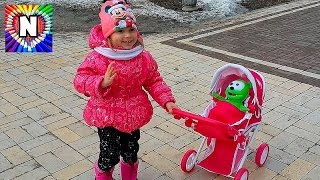 #Gummy Bear Мишка #Гумибер Прогулка в парке коляска #Маша и Медведь