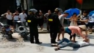 Thanh niên nằm quằn quại giữa đường vì bị cảnh sát cơ động "hành hung" gây phẫn nộ